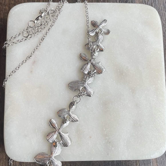 ♥ Silver Flower Necklace ❤️ - Picture 5 of 5